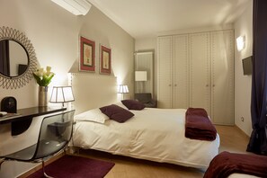 Deluxe-Doppel- oder -Zweibettzimmer, Stadtblick | Minibar, Zimmersafe, Schreibtisch, schallisolierte Zimmer