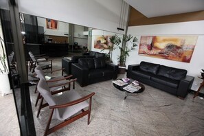 Lobby sitting area - Manferrari Hotel (Contagem)