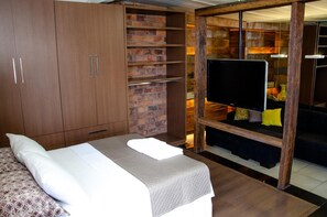 Minibar, desk, blackout drapes, iron/ironing board - Manferrari Hotel (Contagem)