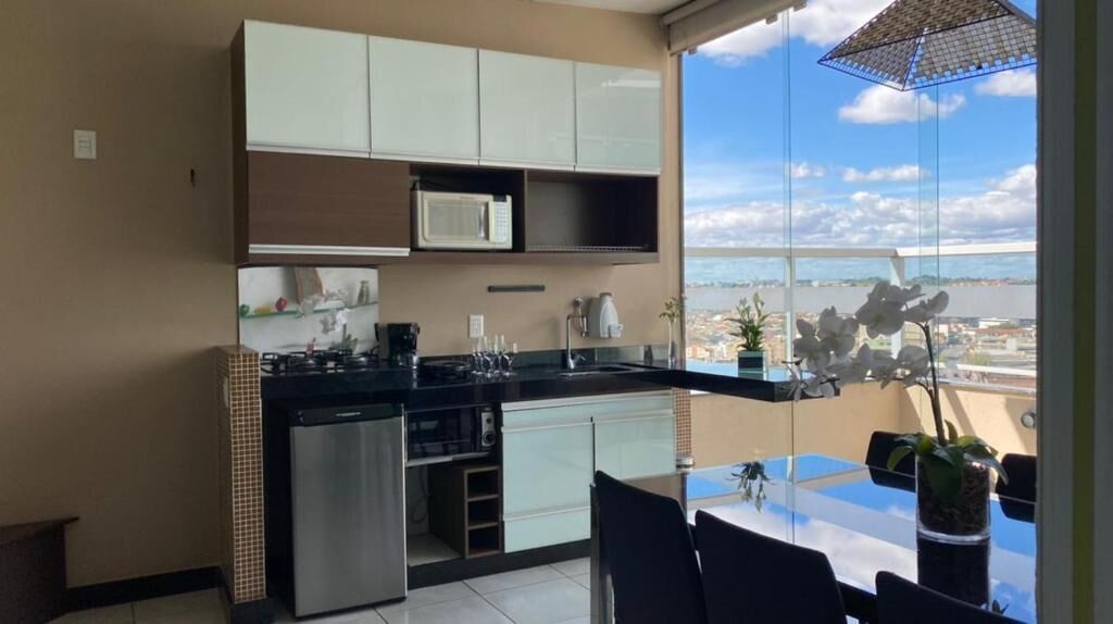 Una cocina moderna con vistas a la ciudad y al océano.