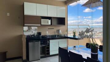 Una cocina moderna con vistas a la ciudad y al océano.