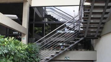 Un edificio moderno con una escalera metálica que lleva a un nivel superior.