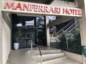 Property entrance - Manferrari Hotel (Contagem)