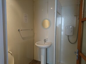 Twin Room | Bathroom | Shower