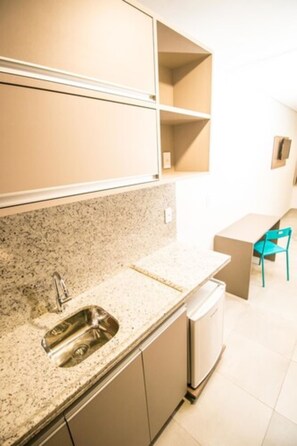 Quarto Quadruplo Standard | 迷你吧、办公桌、免费 WiFi、床单