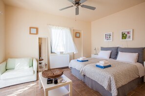 Senior Villa, Pool Access (Melodia) | Een bureau, geluiddichte muren, een strijkplank/strijkijzer, reisbedje