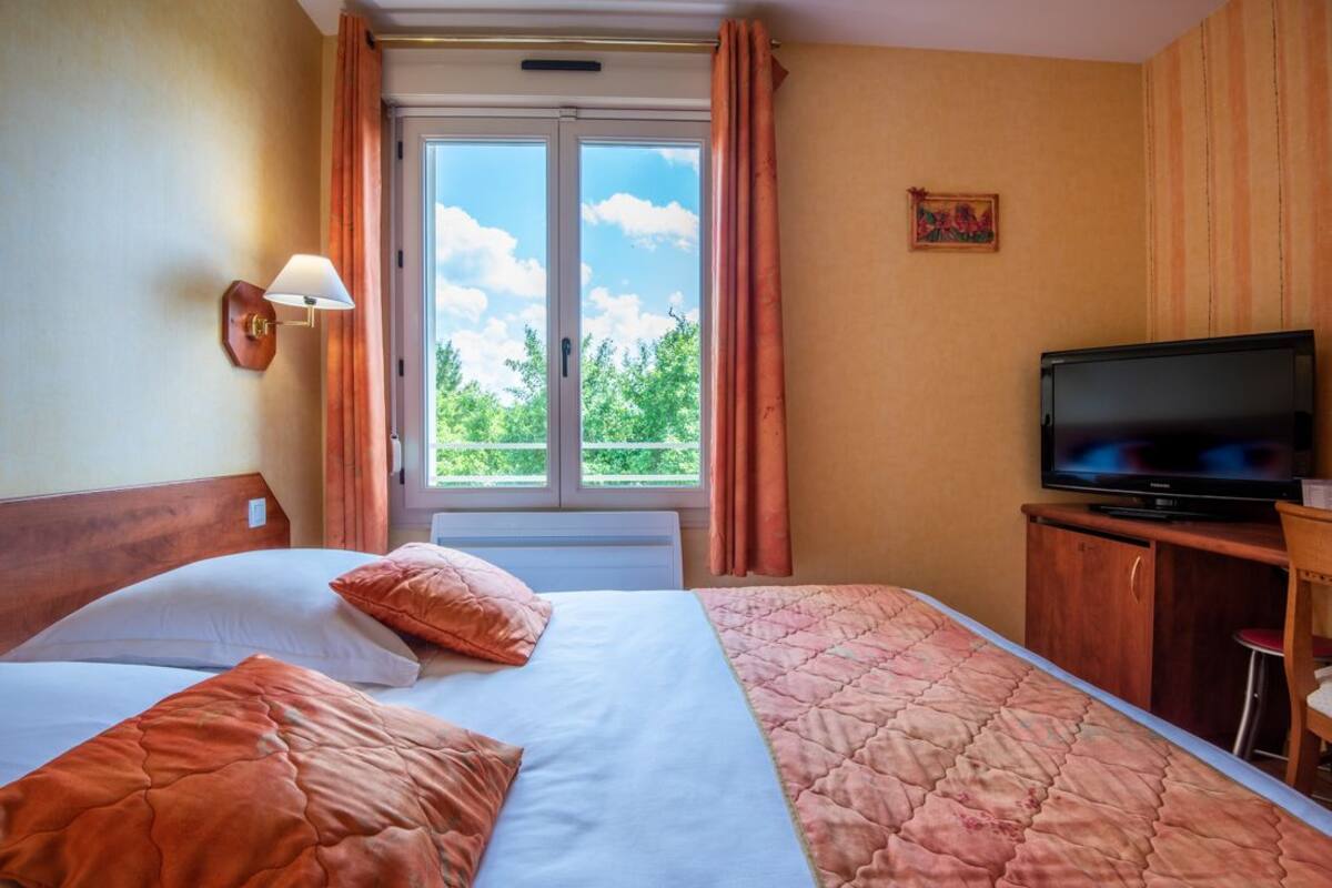 Minibar, desk, blackout curtains, free WiFi