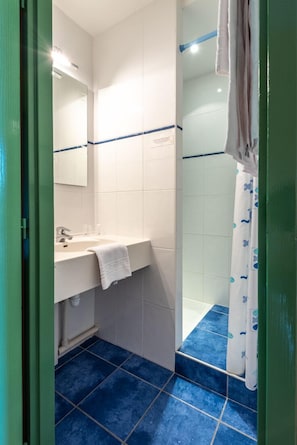Comfort Double Room, Garden View | Bathroom | Free toiletries, hair dryer, towels, soap