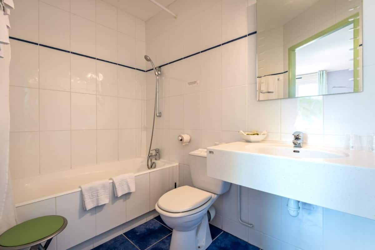comfort double room, bathtub, garden view | bathroom | free toiletries, hair dryer, towels, soap