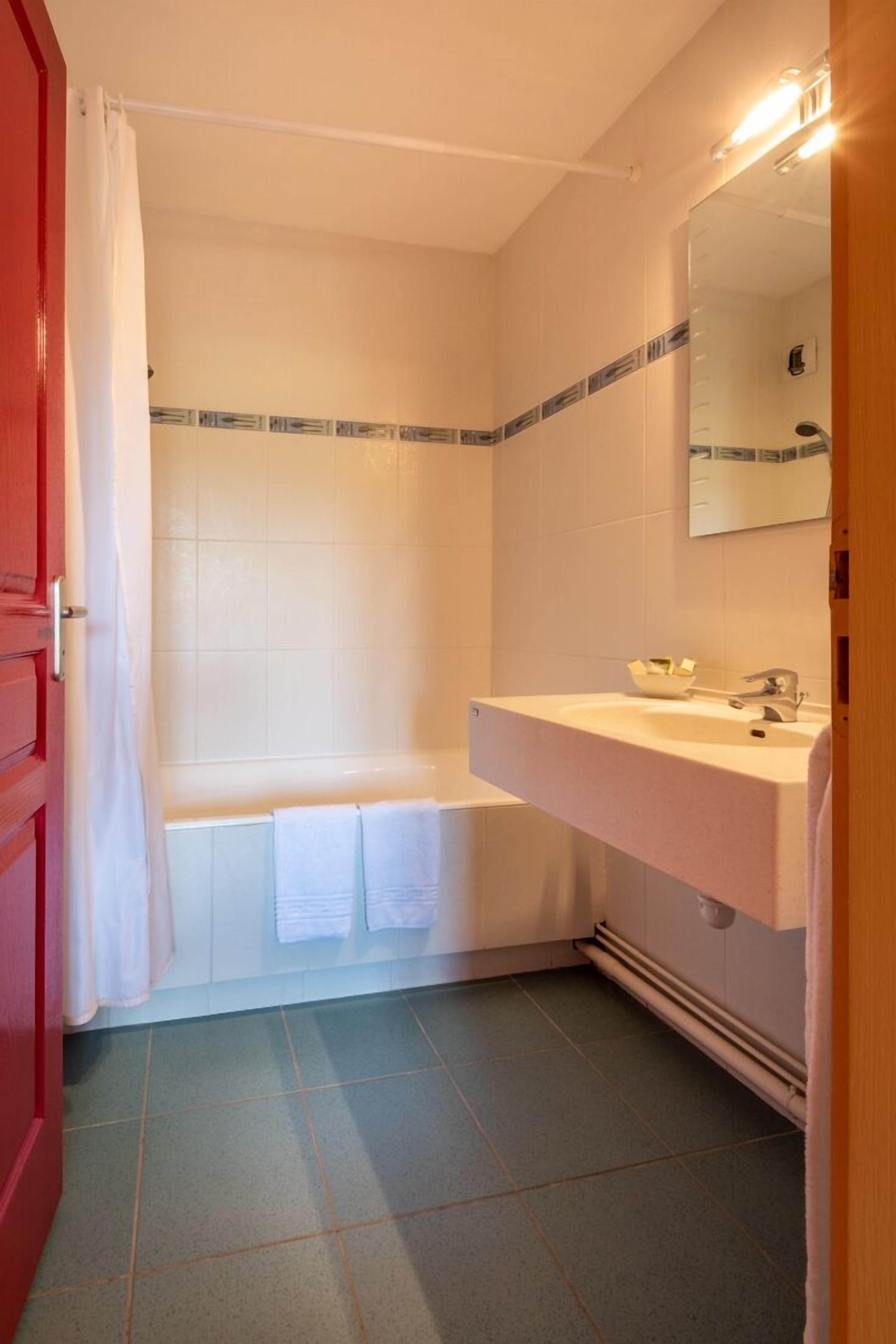 comfort triple room, bathtub | bathroom | free toiletries, hair dryer, towels, soap