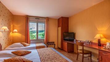 غرفة ثلاثية مريحة - بحوض استحمام | ميني بار ومكتب وستائر تعتيم وواي فاي مجانًا