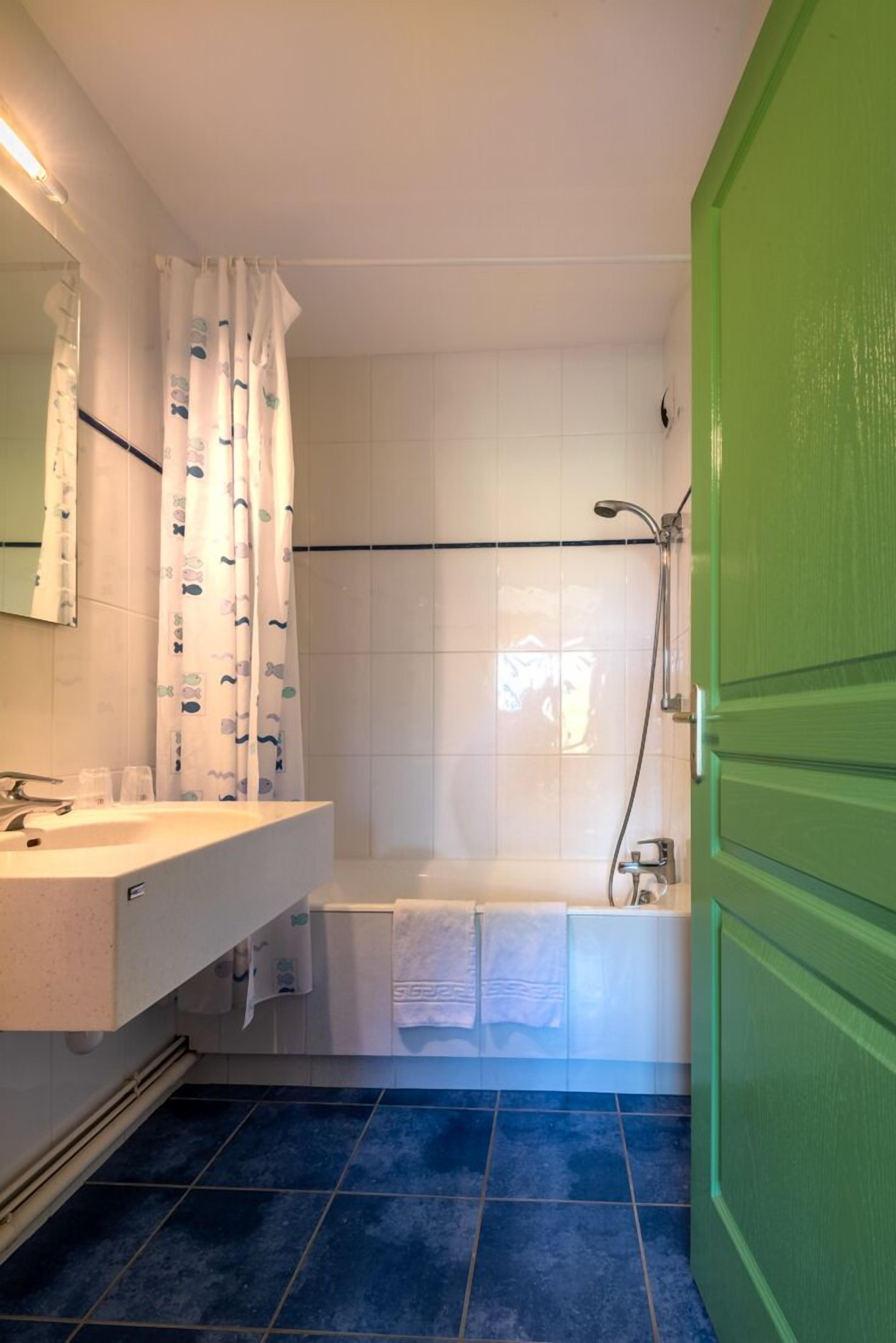 standard twin room | bathroom | free toiletries, hair dryer, towels, soap