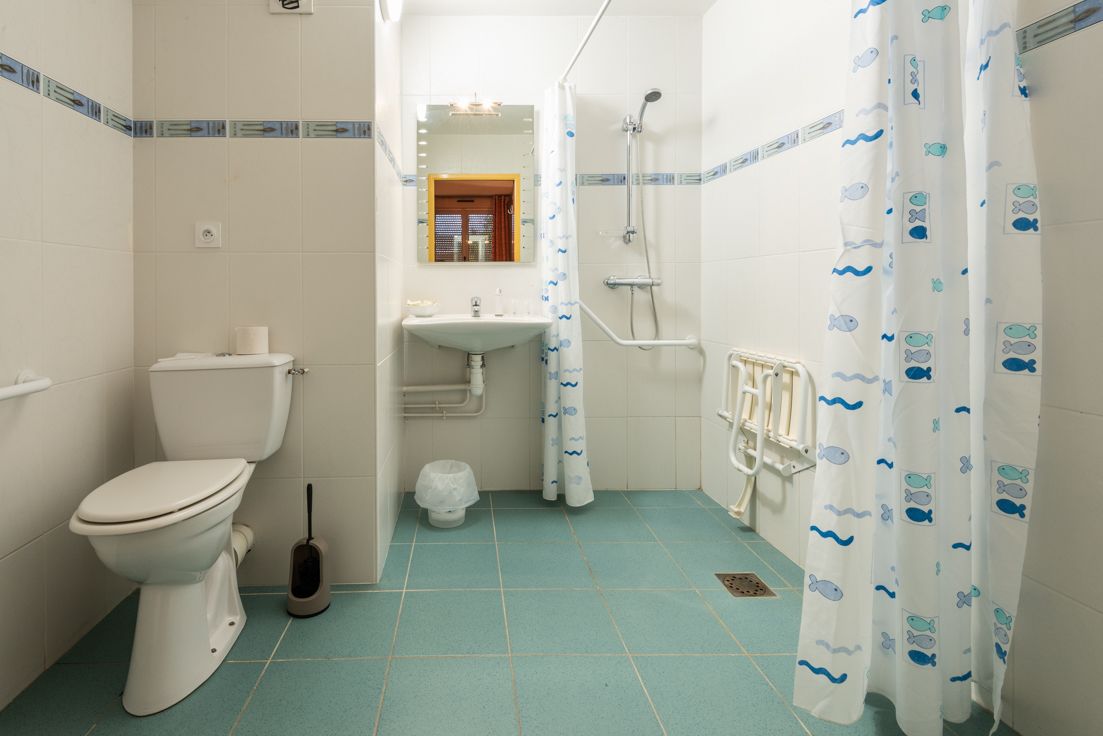 standard twin room | bathroom | free toiletries, hair dryer, towels, soap