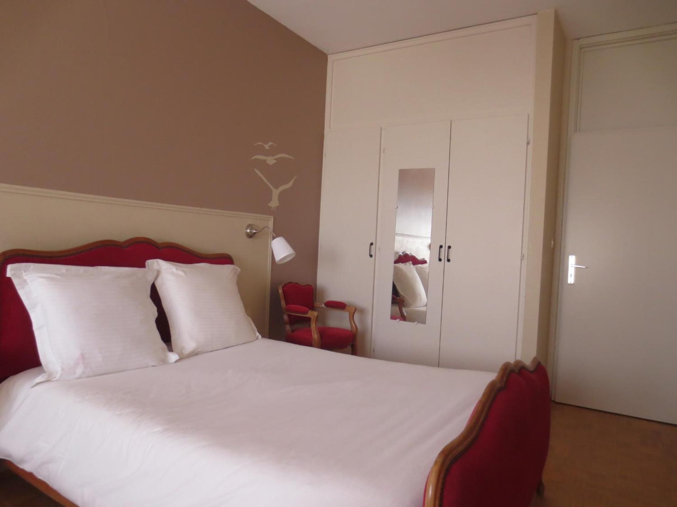 in-room safe, desk, free wifi