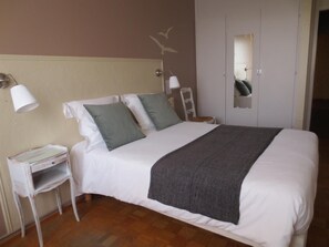 In-room safe, desk, free WiFi - Auberge du Gros (Colligny)