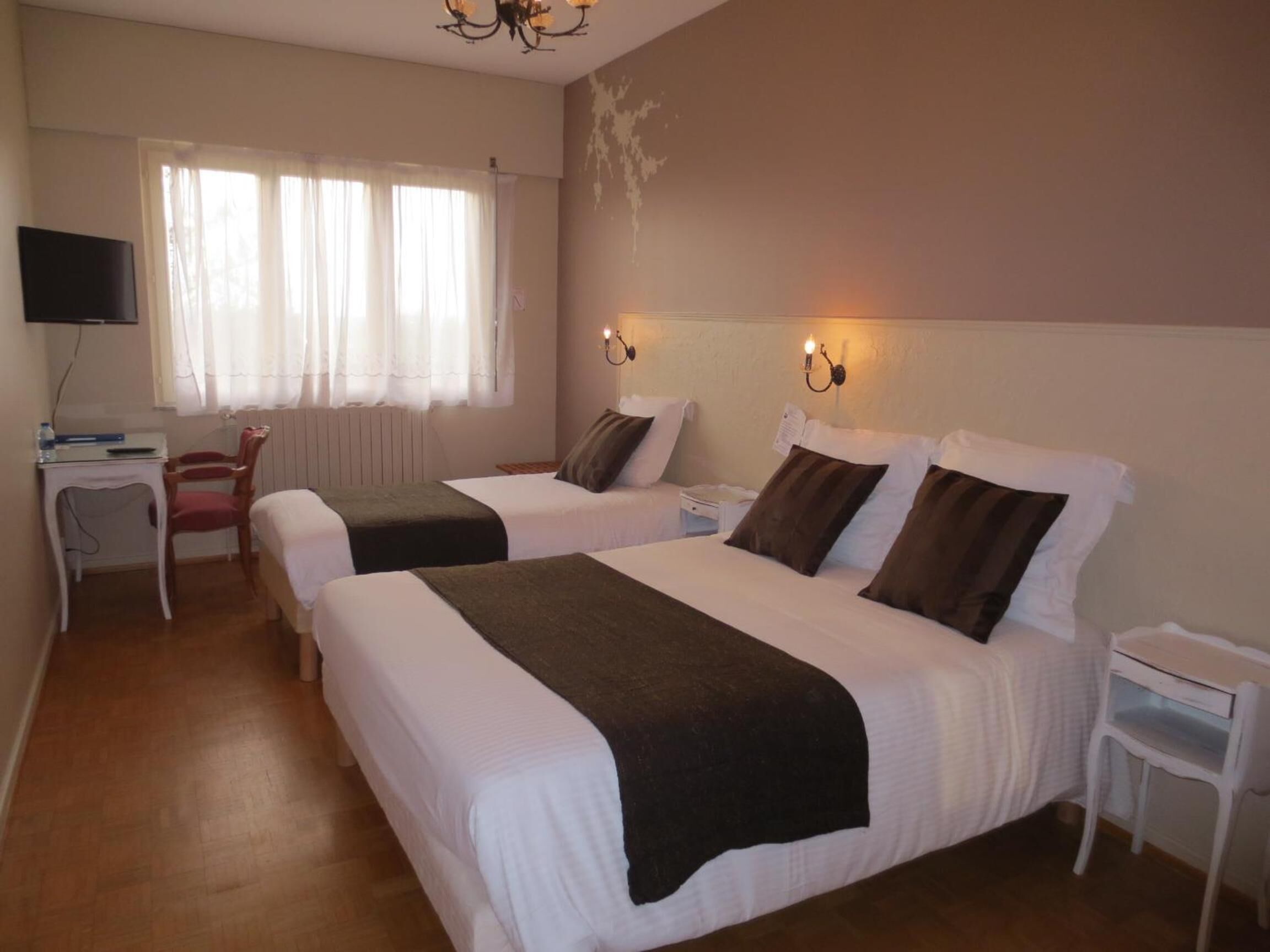 in-room safe, desk, free wifi