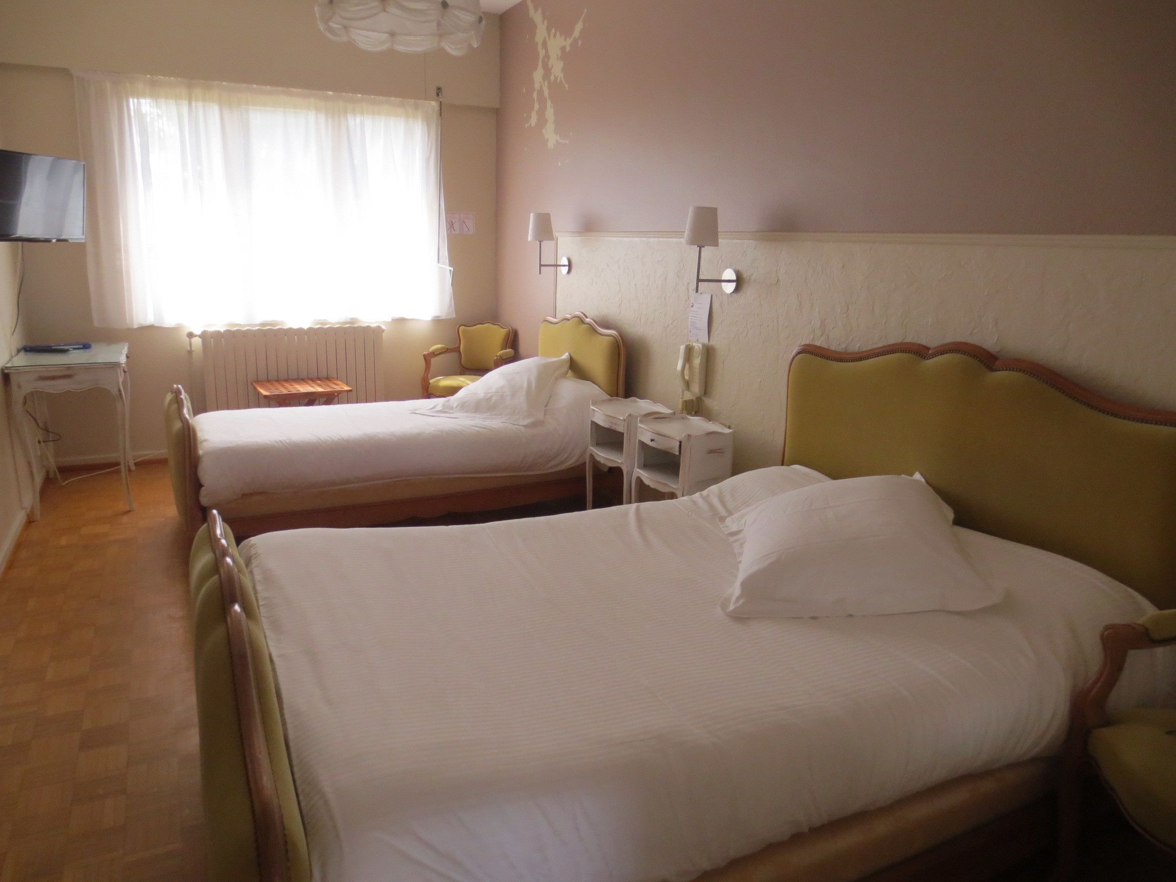 in-room safe, desk, free wifi