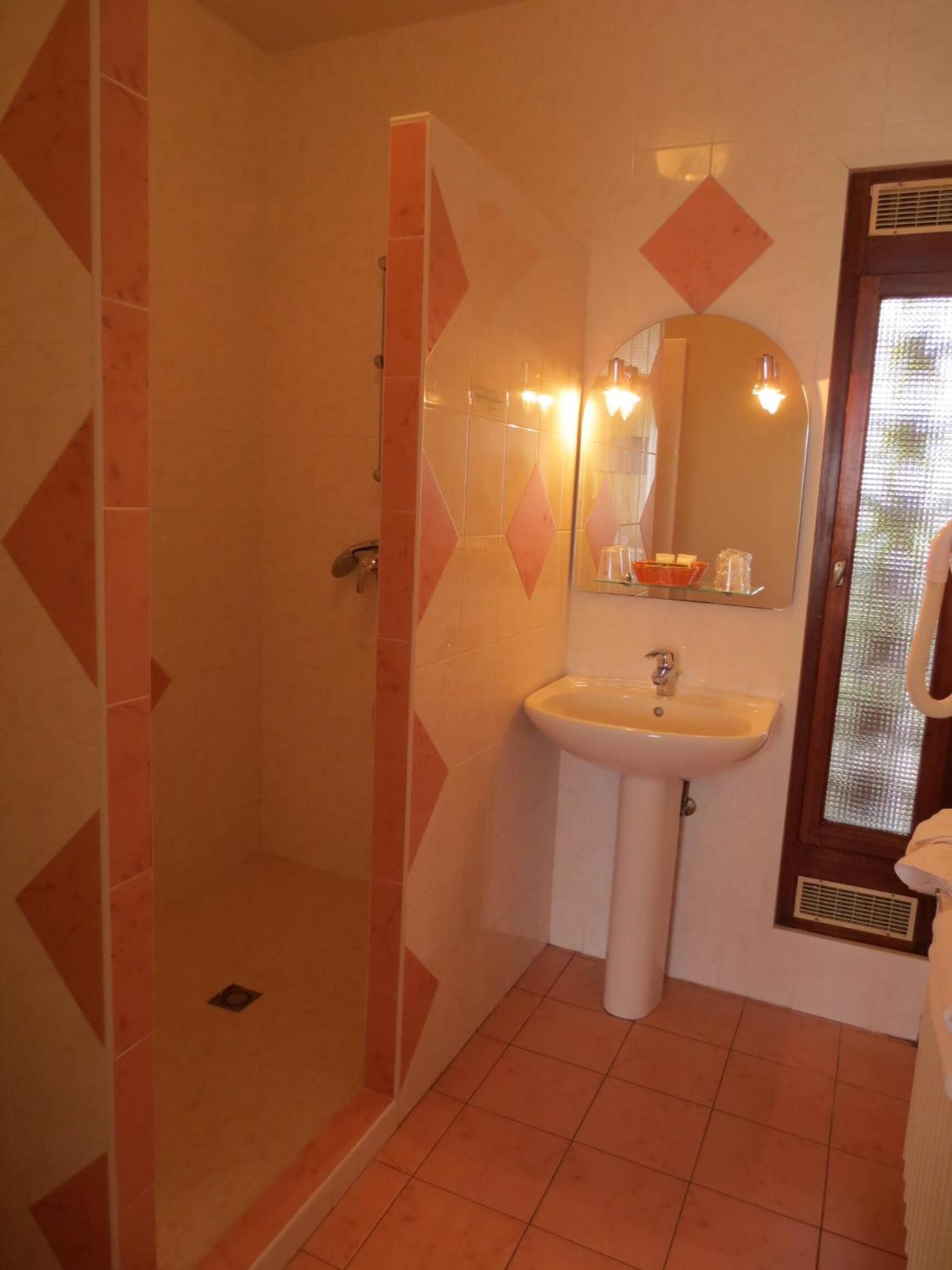 free toiletries, towels