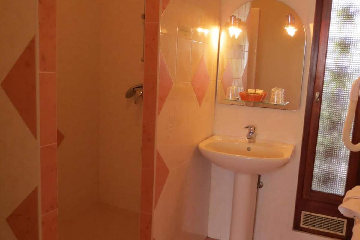 free toiletries, towels