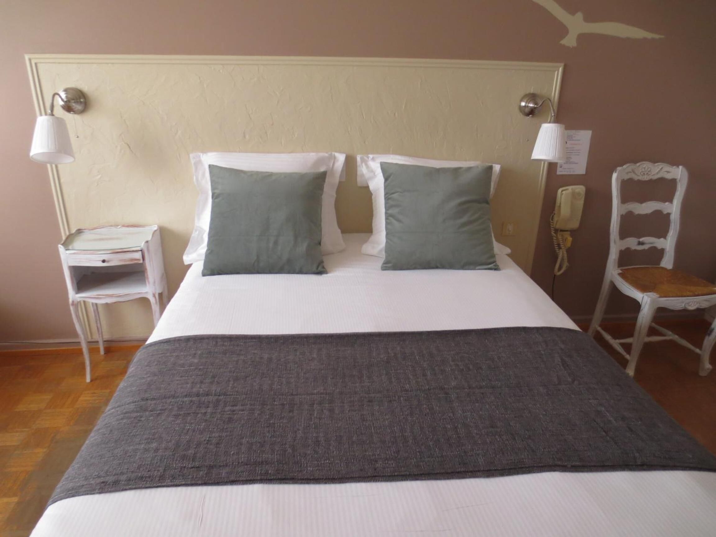 in-room safe, desk, free wifi