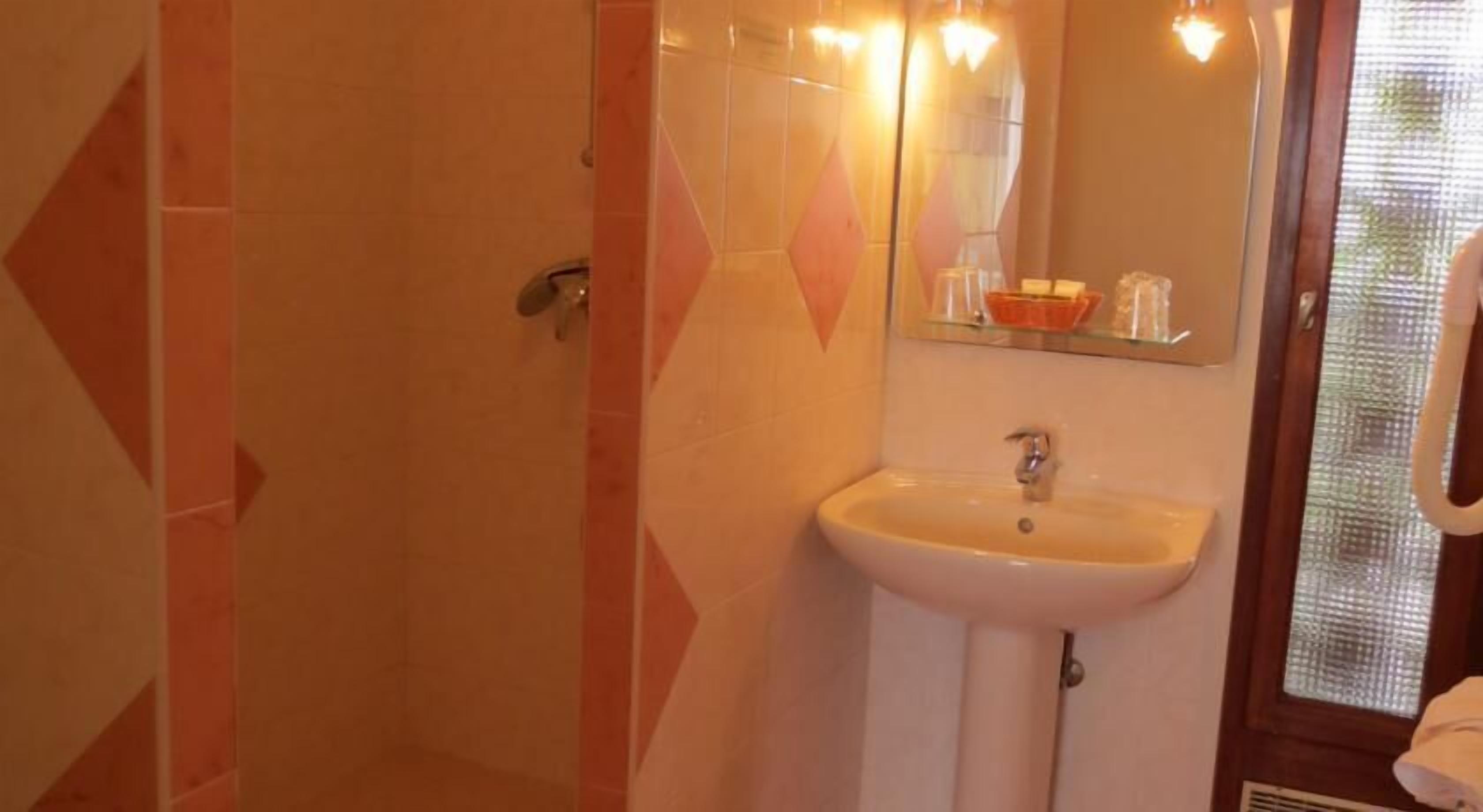 free toiletries, towels