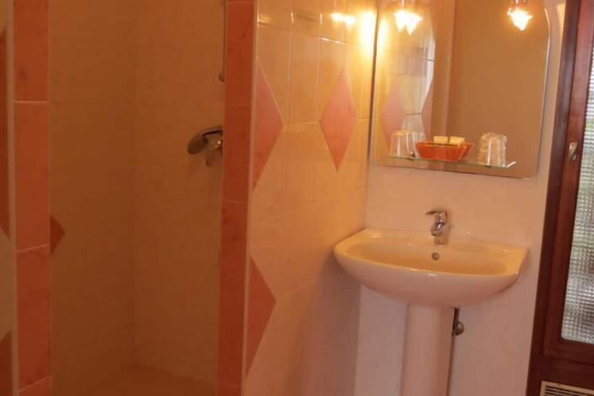 free toiletries, towels