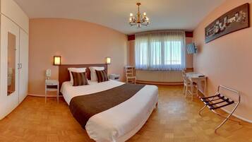 In-room safe, desk, free WiFi