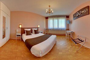 In-room safe, desk, free WiFi