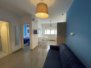 Departamento exclusivo | Área de sala de estar | Televisión de pantalla plana de 32 pulgadas con canales digitales 