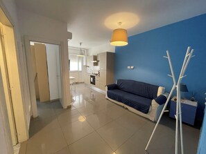 Departamento exclusivo | Área de sala de estar | Televisión de pantalla plana de 32 pulgadas con canales digitales 