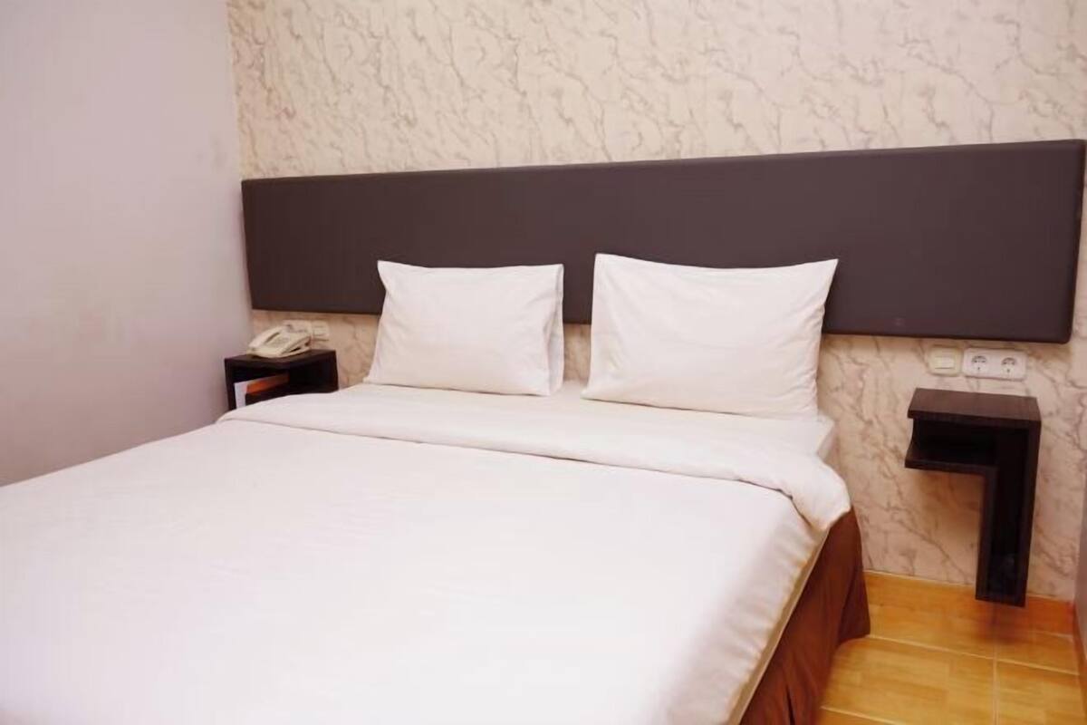 WiFi (free), bed sheets