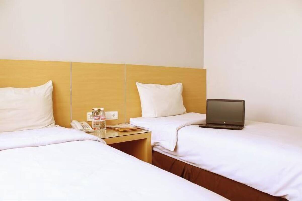 WiFi (free), bed sheets