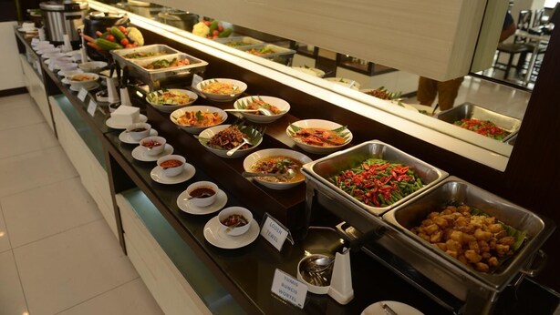 A buffet with various dishes and condiments. - Hotel 88 Diponegoro (Jember)