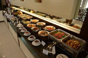 A buffet with various dishes and condiments. - Hotel 88 Diponegoro (Jember)