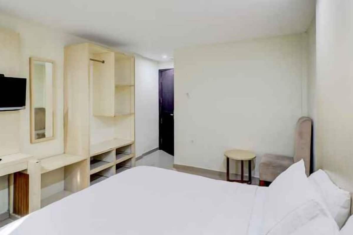 Premium bedding, desk, free WiFi, bed sheets