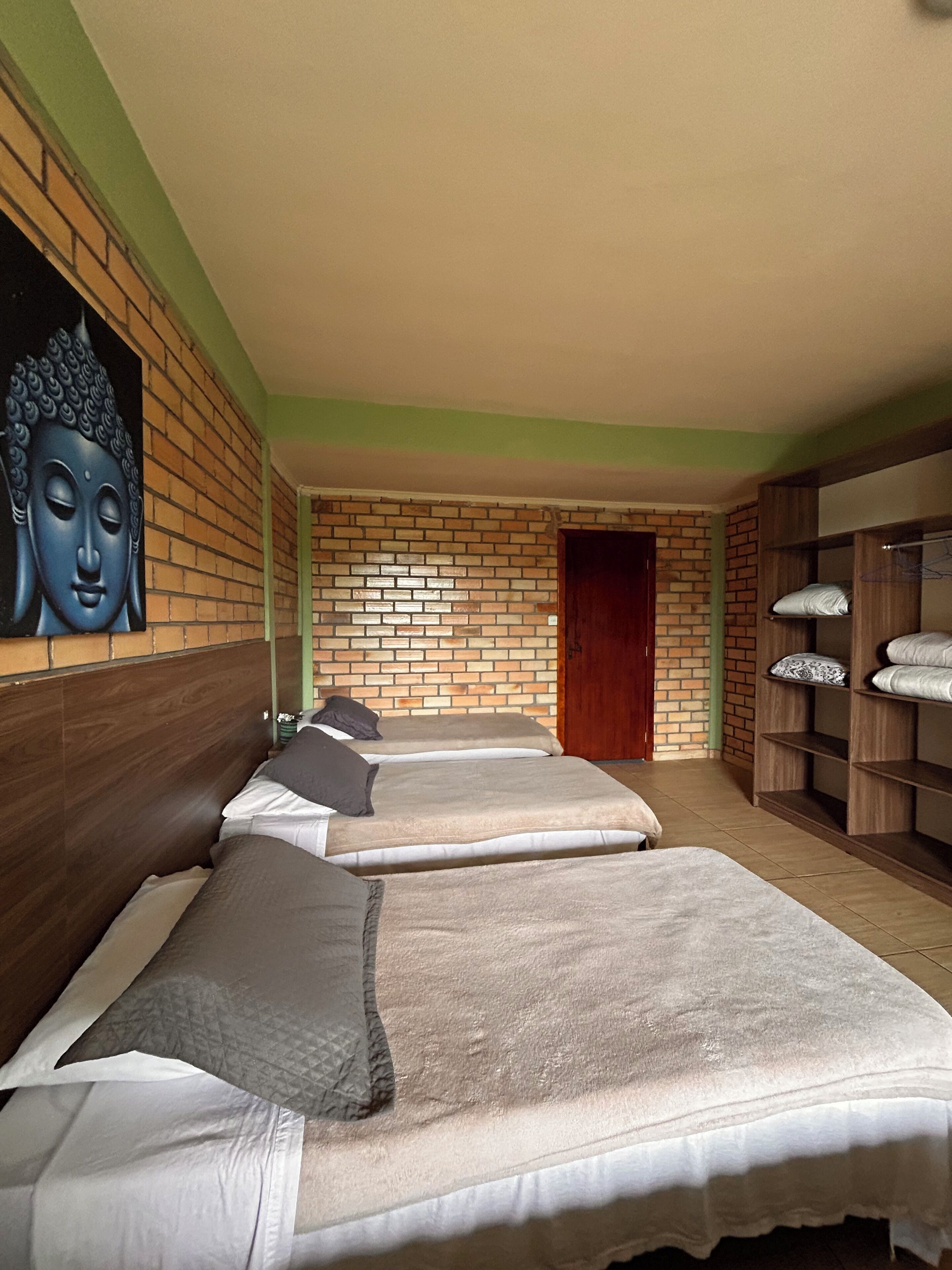 Bureau, espace de travail pour ordinateur portable, Wi-Fi gratuit