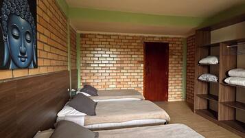 Een bureau, een laptopwerkplek, gratis wifi, beddengoed