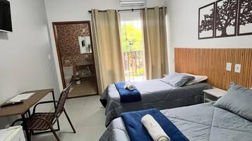 Suite superior | Baño | Ducha, toallas, jabón y papel higiénico