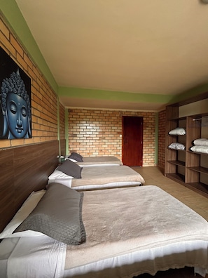 Superior-Suite, 3 Einzelbetten | 1 Schlafzimmer, Schreibtisch, kostenloses WLAN, Bettwäsche