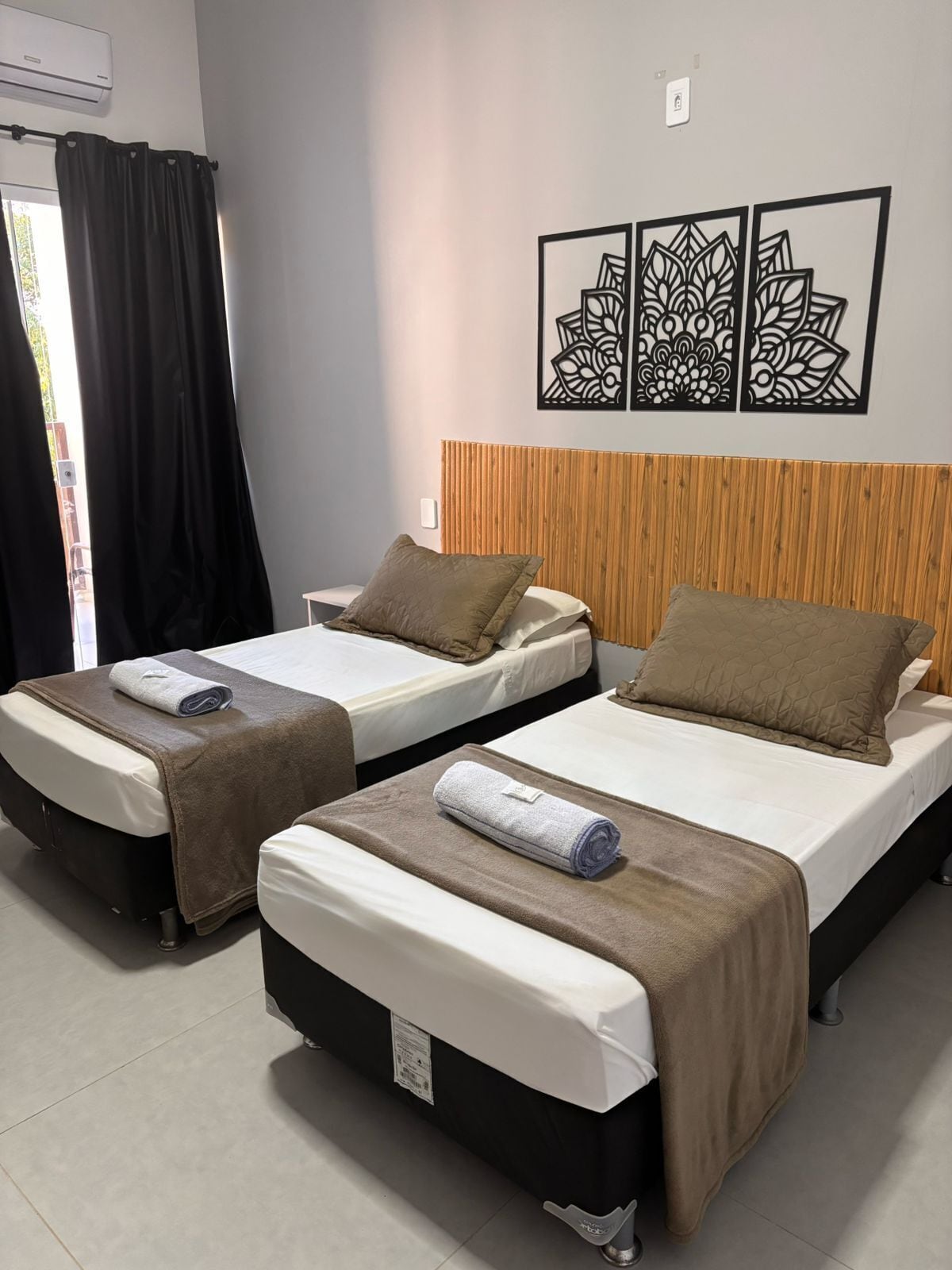 办公桌、笔记本电脑工作区、免费 WiFi、床单