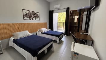 Quarto duplo superior | Escrivaninha, espaço de trabalho para notebook, Wi-Fi de cortesia