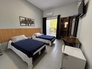 高級雙床房 | 書桌、筆電工作空間、免費無線上網、床單