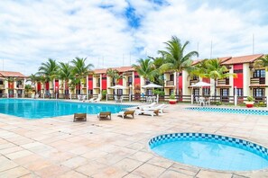 Piscina externa, guarda-sóis, espreguiçadeiras
