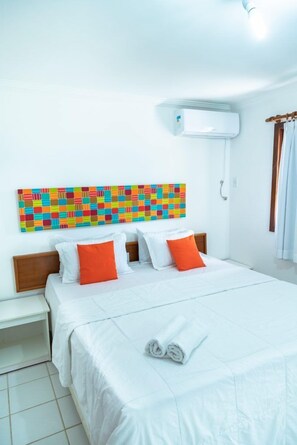 1 dormitorio, escritorio, cortinas opacas