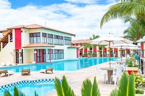 Utomhuspool, parasoller och solstolar