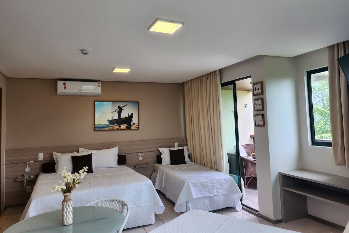 Studio dành cho gia đình, quang cảnh một góc biển | Bàn, khu vực làm việc phù hợp cho laptop, màn/rèm cản sáng 