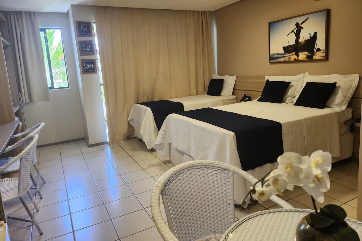 Monolocale familiare, vista resort | Con arredamento individuale, una scrivania, postazione laptop