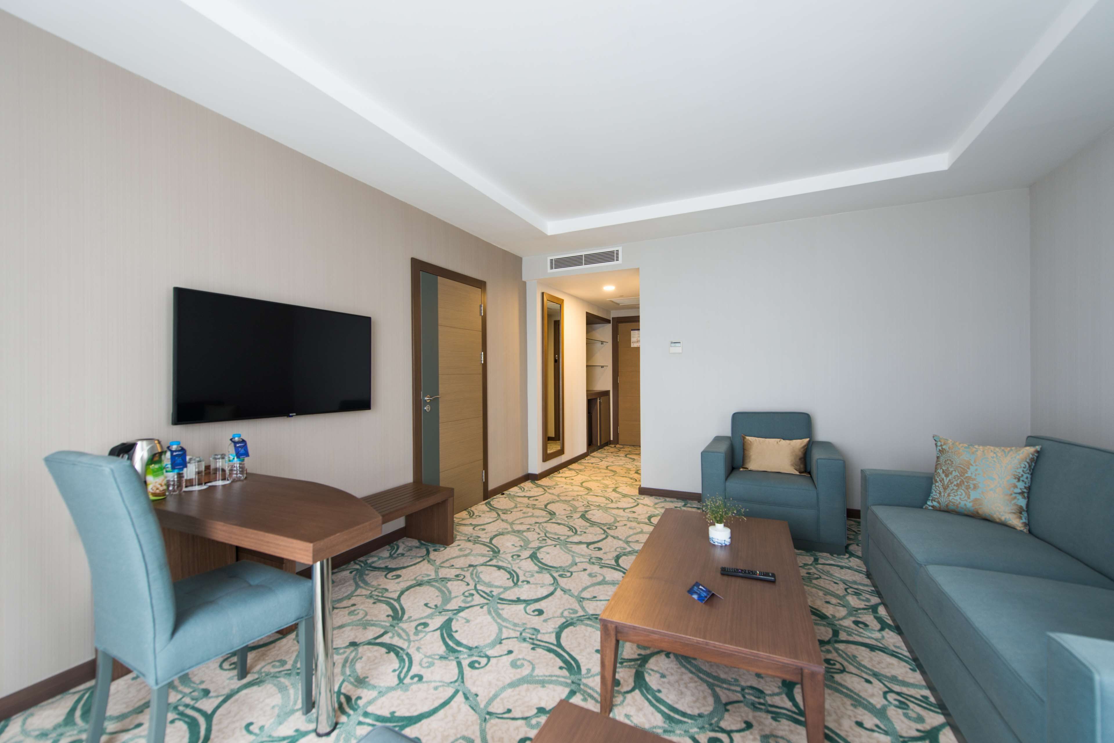 suite, 1 bedroom | 1 bedroom, premium bedding, minibar, in-room safe