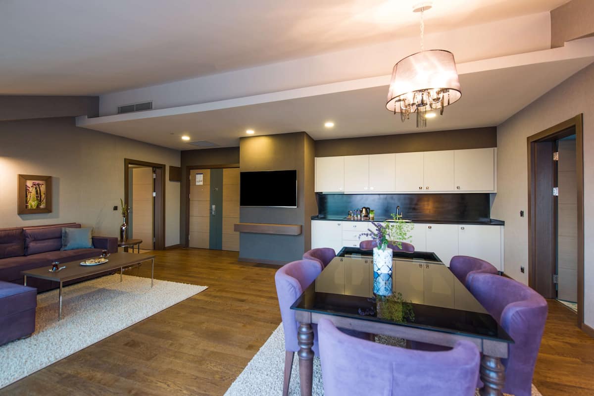 1 bedroom, premium bedding, minibar, in-room safe