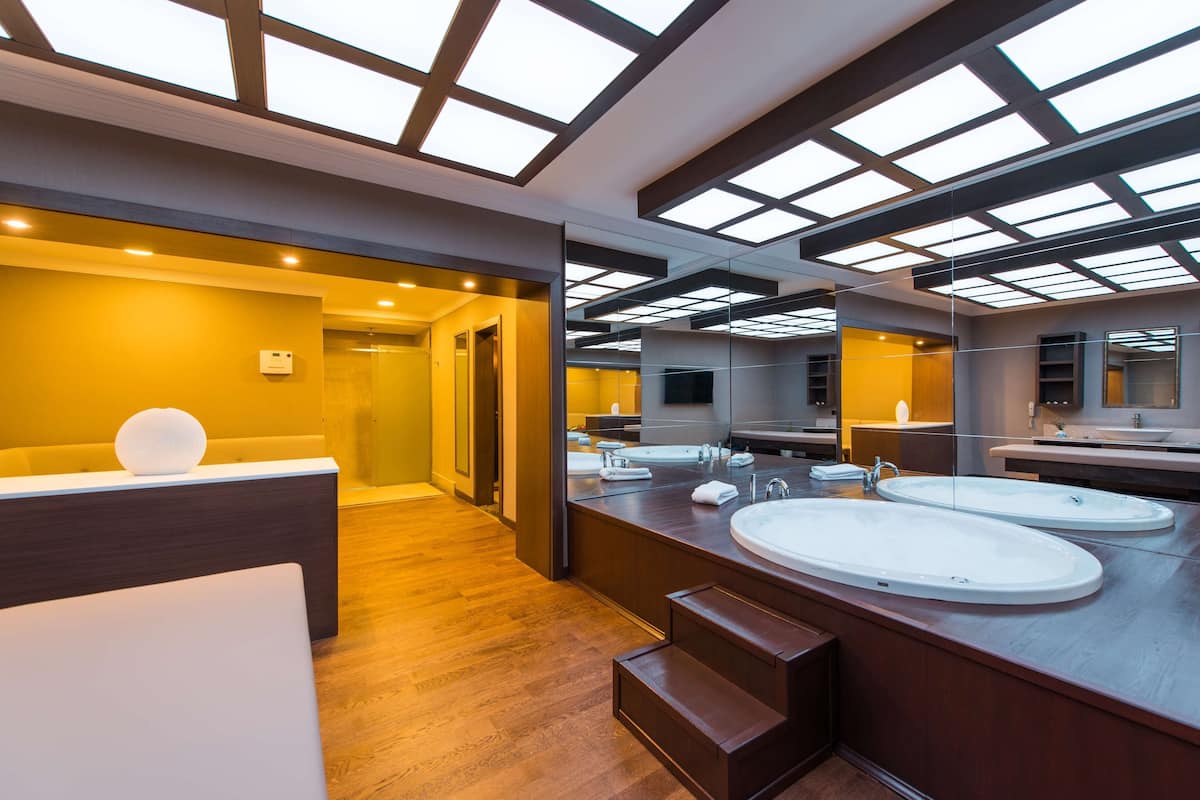 couples treatment room(s), sauna, hot tub, steam room